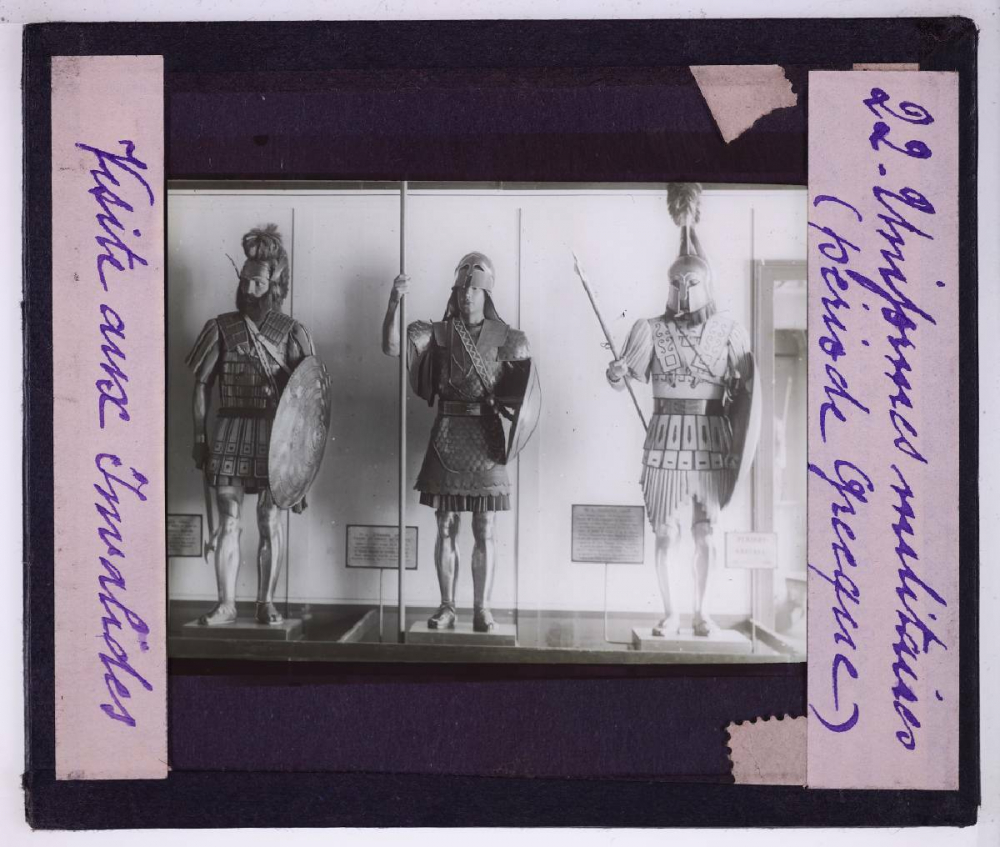 Visite aux Invalides. Uniformes militaires (Période grecque).
