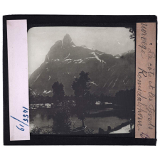 Norvège, la côte et les fjords. Romsdalshorn.