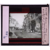 L'Aisne en 1918. Laon, groupe d'habitants dans la rue St Martin pavoisée.