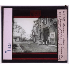 L'Aisne en 1918. Laon, groupe d'habitants dans la rue St Martin pavoisée.