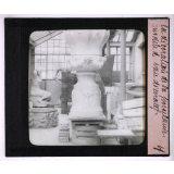 La Décoration de la porcelaine à la Manufacture Nationale de Sèvres. Modèle de vase décoratif.