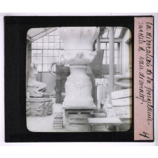 La Décoration de la porcelaine à la Manufacture Nationale de Sèvres. Modèle de vase décoratif.