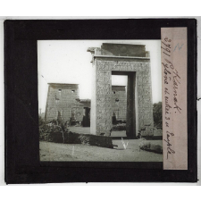 Egypte. Karnak. Pylône et entrée du Temple.
