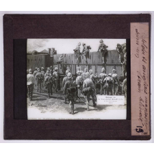 Guerre des Boërs. Soldats anglais montants dans un train blindé.