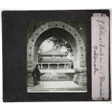 La Chine. Pékin. Armée chinoise. Supplices. Pékin : Entrée de l'Université nationale.