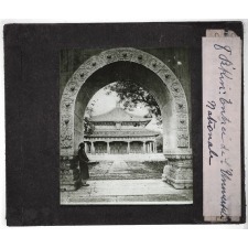 La Chine. Pékin. Armée chinoise. Supplices. Pékin : Entrée de l'Université nationale.