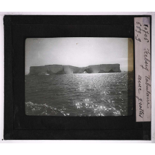 La Glaciation dans les régions polaires antarctiques (Glaciers, iceberg et banquises). Iceberg tabulaire avec grottes.