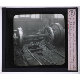 Les Machines-outils. Première partie : le tour. Tour vertical ; tournage intérieur des bandages d'un essieu moteur de locomotive.