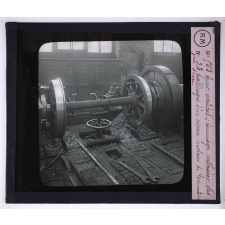 Les Machines-outils. Première partie : le tour. Tour vertical ; tournage intérieur des bandages d'un essieu moteur de locomotive.