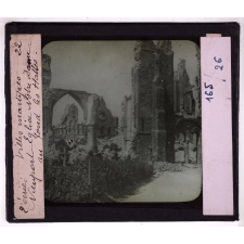 Villes martyres. Nieuport. Église Notre Dame, au fond les Halles.