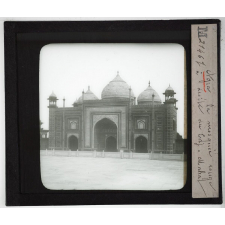 Inde. Agra, la mosquée rouge à droite du Taj-Mahal.