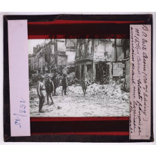 L'Aisne en 1918. Chau Thierry. Rue Carnot. Soldats français et américains devant une barricade allemande.