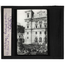 Autriche. Salzburg. Festival public devant la cathédrale.