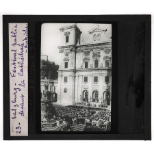 Autriche. Salzburg. Festival public devant la Cathédrale.