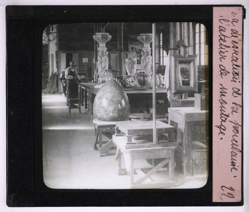 La Décoration de la porcelaine à la Manufacture Nationale de Sèvres. L'atelier de montage.