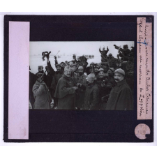 Verdun en février-mars 1916 (en arrière de la bataille). Hommes dans autos canons ayant chacun un morceau de zeppelin.
