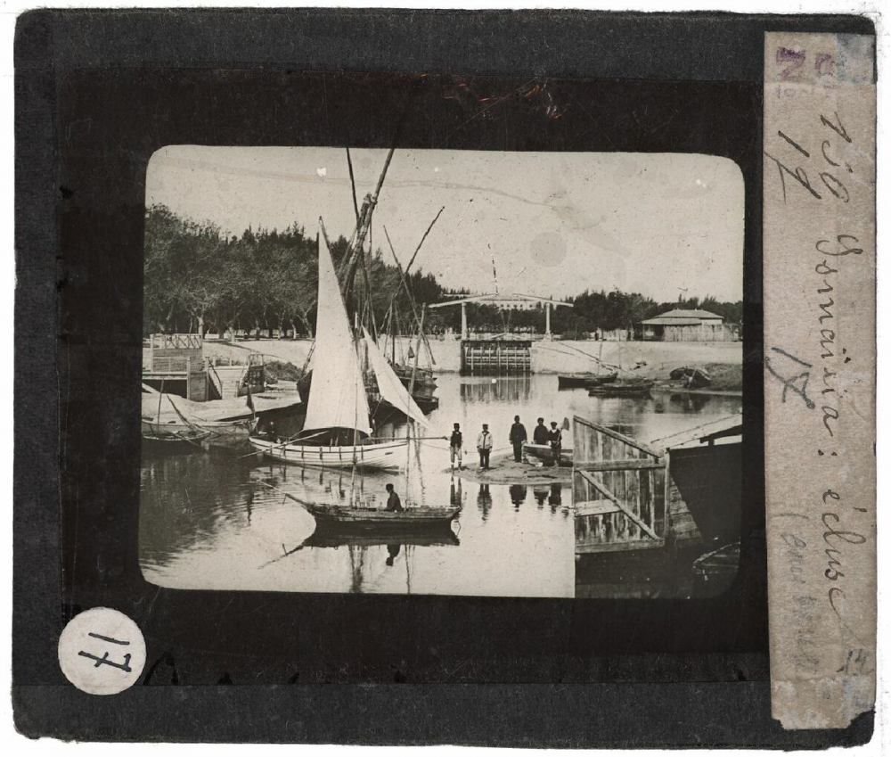 Le Canal de Suez. Ismaïlia : écluse.