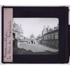 Le Palais de Fontainebleau. La Cour du baptistère.