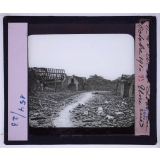 Arras et les champs de bataille de l'Artois. Le théâtre des combats de 1915. Loos en octobre 1915. Une rue.