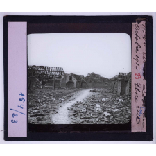 Arras et les champs de bataille de l'Artois. Le théâtre des combats de 1915. Loos en octobre 1915. Une rue.