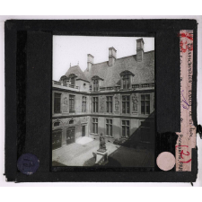 L'Architecture française à l'époque de la Renaissance. 2e série : formation du style classique. Carnavalet, cour d'entrée.
