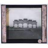Les Grands temples de l'Extrême-Orient. Chine. Environs de Pékin. Tombeaux des Mings. Le grand portique à l'entrée de la plaine des Tombeaux.