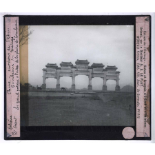 Les Grands temples de l'Extrême-Orient. Chine. Environs de Pékin. Tombeaux des Mings. Le grand portique à l'entrée de la plaine des Tombeaux.
