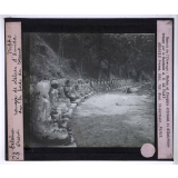 Les Grands temples de l'Extrême-Orient. Nikko. Rangée de statues d'Amida sur les bords du torrent.