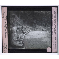 Les Grands temples de l'Extrême-Orient. Nikko. Rangée de statues d'Amida sur les bords du torrent.