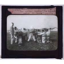 Canons et artillerie de campagne. La pièce assise, les servants assis à leurs postes.
