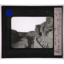 Roches et terrains. L'Ardèche au défilé de Ruoms.