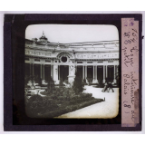 Les Palais de la rive droite et des Invalides. Cour intérieure du petit Palais.