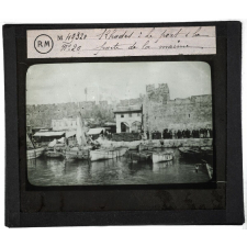 Les Iles égéennes. Rhodes : Le port : la porte de la marine.