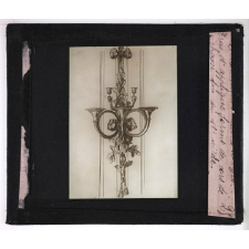 Le Luminaire à travers les âges. Bras d'applique formé de cors de chasse. Fin du 18e siècle.
