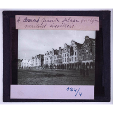 Arras et les champs de bataille de l'Artois. Le théâtre des combats de 1915. Arras Grande place quelques maisons éventrées.