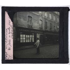 Madeleine. Le père n'entre pas au cabaret.
