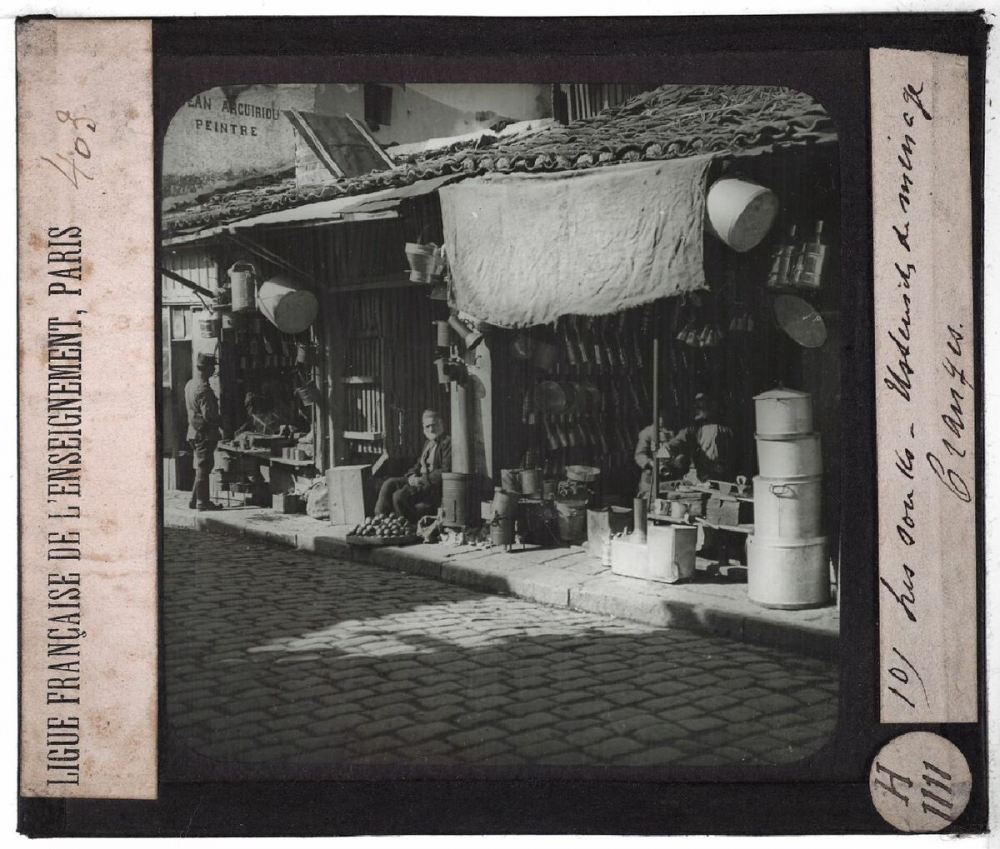 Salonique. Les souks. Ustensiles de ménage. Oranges.