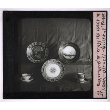 La Manufacture de porcelaine de Sèvres. 6e période 1830-1850. Assiettes du service des pêches, de Fontainebleau.