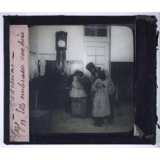 Madeleine. Elle embrasse son père.