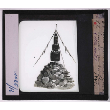 Pôle Nord. Cairn placé sur la côte du Somerset par Sir Ross 1849.