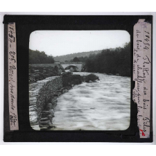 Le Bois et les produits de la forêt, industries forestières. Flottage des bois. Piles de bois de chauffage sur les bords de la Cure. 