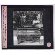 L'Art français des origines à 1800 - d'après les collections du Petit Palais (Exposition universelle de 1900). II. XVIIe et XVIIIe siècles. Commode en marqueterie XVIIe s.