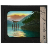 Enfants, jardins japonais. Le coucher de soleil.