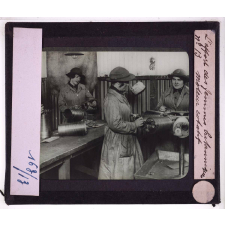 L'Effort des femmes britanniques pendant la guerre. Moteur rotatif.