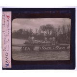 Les Travaux du génie dans un régiment de sapeurs mineurs. I. Fascinages, passerelles, ponts. On amène le chevalet sur les longuerines.