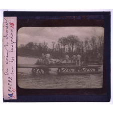 Les Travaux du génie dans un régiment de sapeurs mineurs. I. Fascinages, passerelles, ponts. On amène le chevalet sur les longuerines.