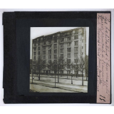 Les Habitations à bon marché. Le logement populaire. Façade principale de l'immeuble Boulevard Bessières à Paris pour familles nombreuses.