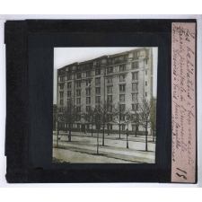Les Habitations à bon marché. Le logement populaire. Façade principale de l'immeuble Boulevard Bessières à Paris pour familles nombreuses.