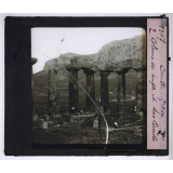 Sites et monuments de la Grèce antique. Corinthe, colonnes du temple et Acro-Corinthe.