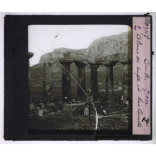 Sites et monuments de la Grèce antique. Corinthe, colonnes du temple et Acro-Corinthe.